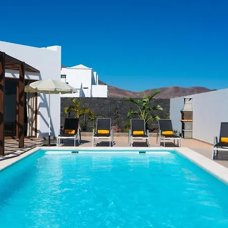 Ledicia Villa Playa Blanca